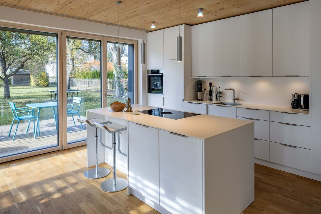 Küche in Haus mit Kochinsel