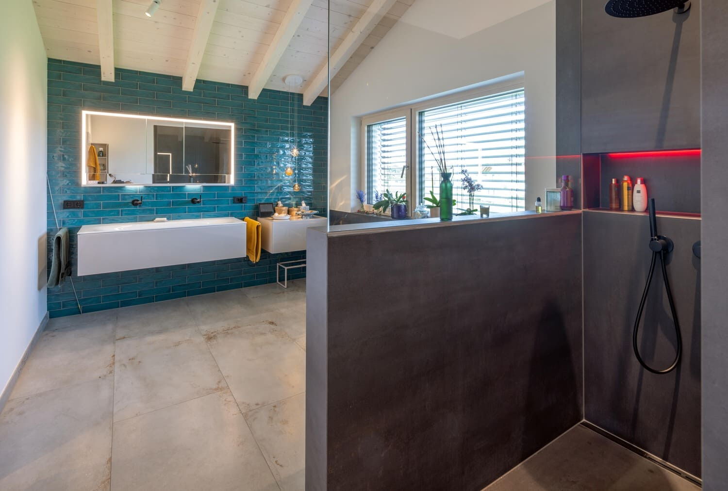 Holzhaus in Weilheim, hier Badezimmer mit Dusche und Waschtisch, türkisfarbende Fliesen