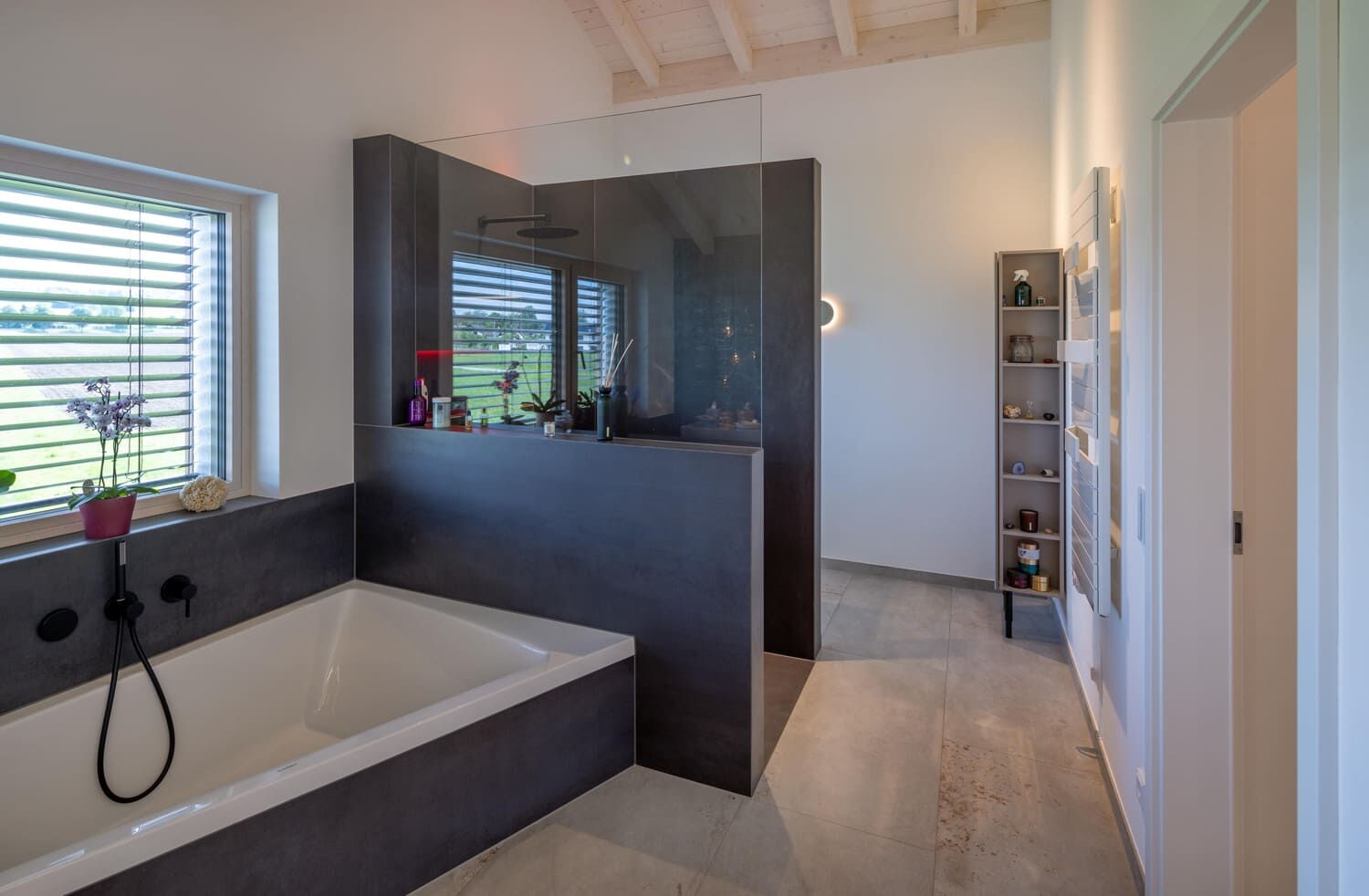 Holzhaus in Weilheim, hier Badezimmer mit unsymetrischer Badewanne und angrenzende Dusche