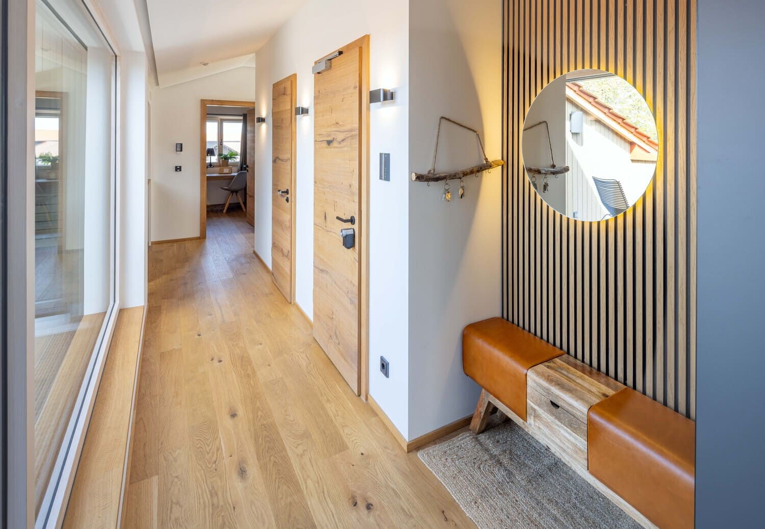 Mehrfamilien Holzhaus in Übersee, Chiemgauloft, Ferienwohnung, Flur, Holztüren