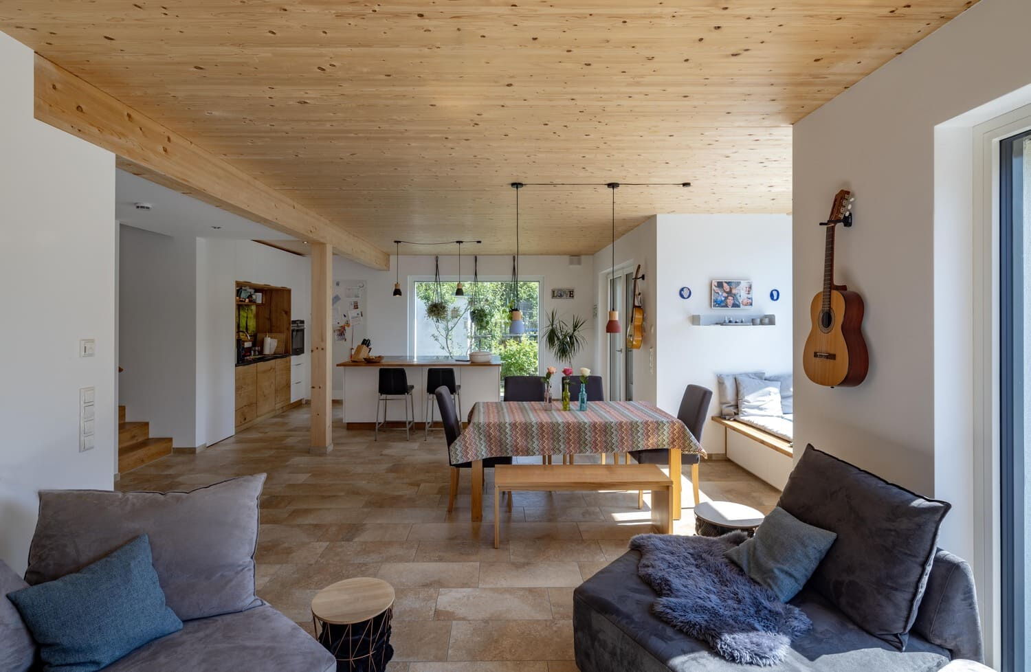 Mehrfamiliehaus, verputztes Holzhaus in München, Wohnkueche, Holzdecke