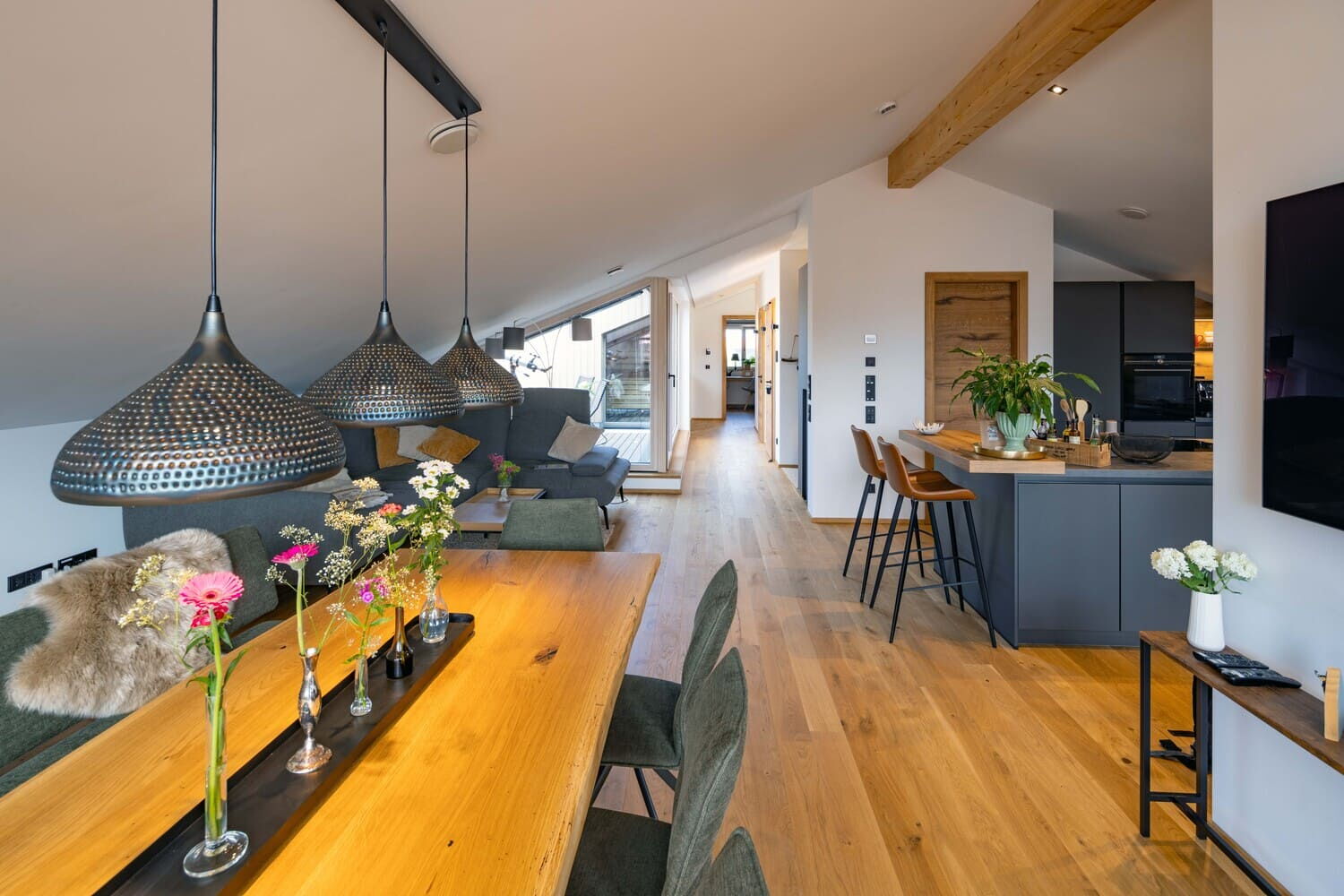 Mehrfamilien Holzhaus in Übersee, Chiemgauloft, Ferienwohnung, Esstisch mit Wohnbereich