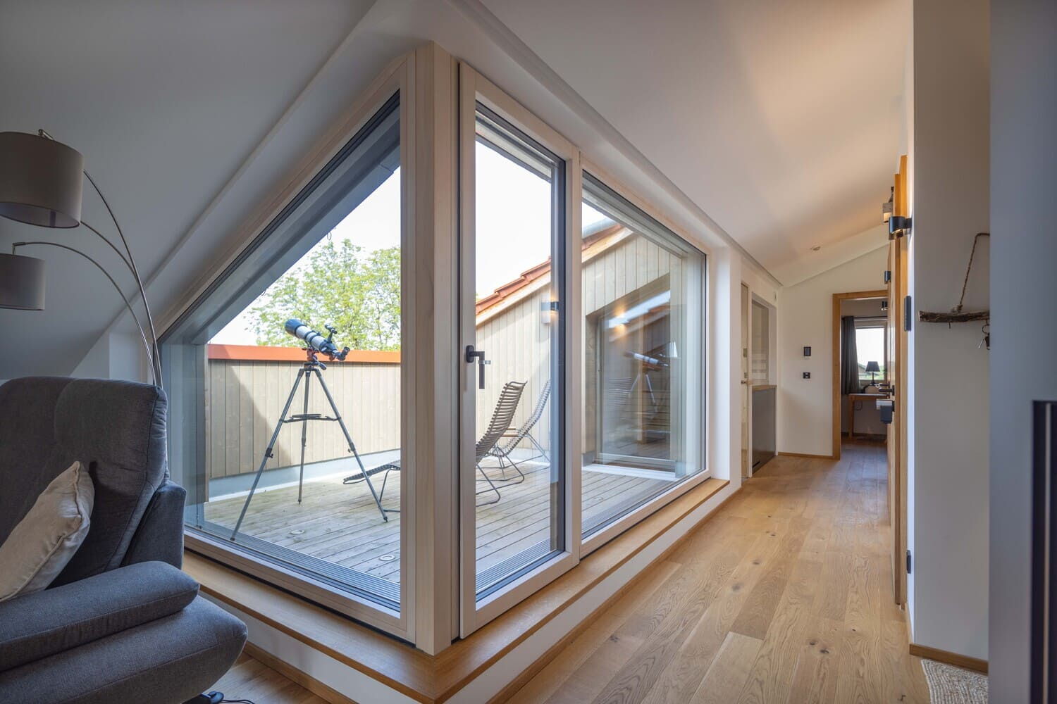 Mehrfamilien Holzhaus in Übersee, Chiemgauloft, Ferienwohnung, Flur mit Blick auf Dachterrasse