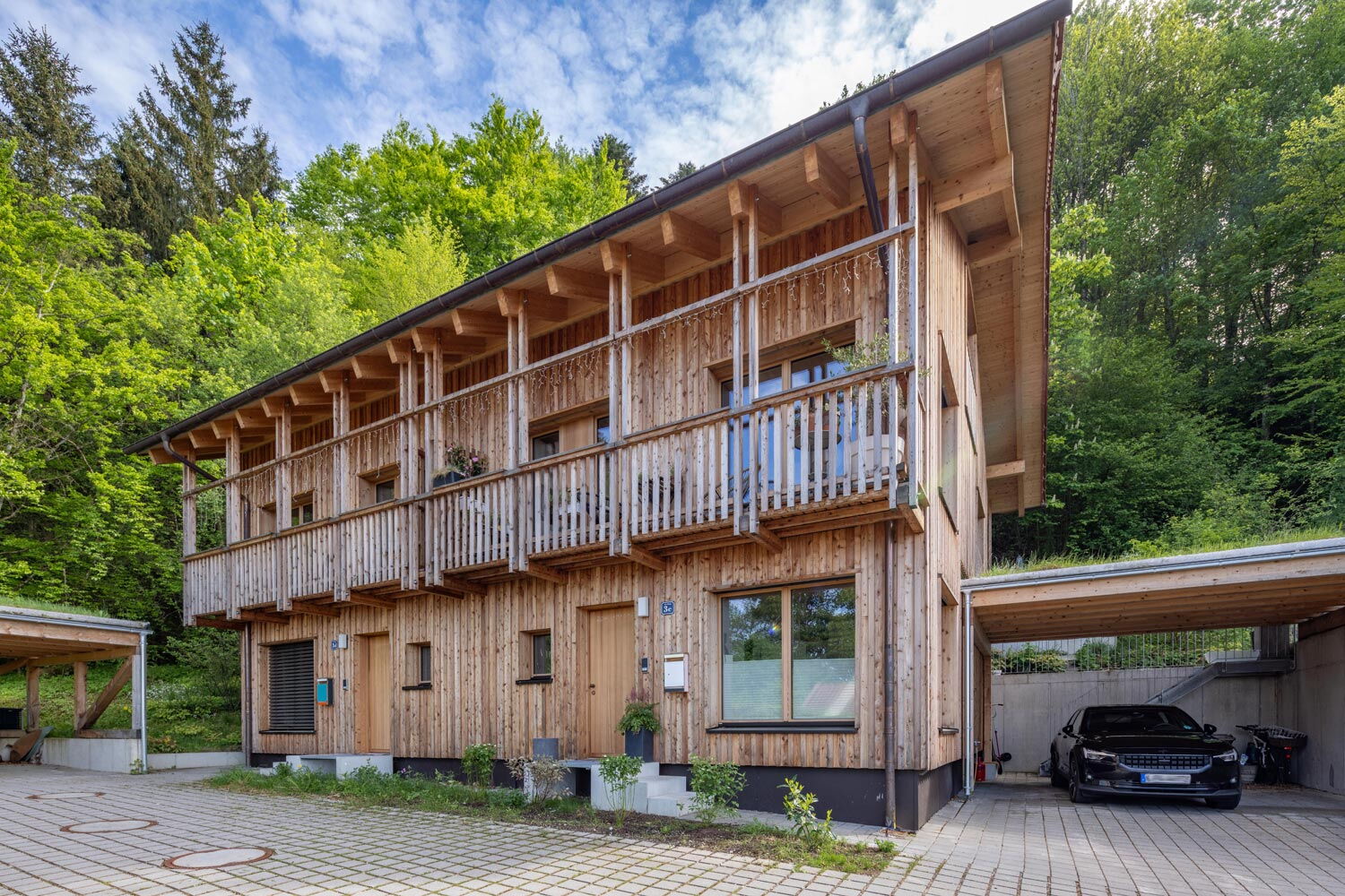 Holzhaus, Mehrfamilienhaus am Hang, Holzfassade mit Laubengang