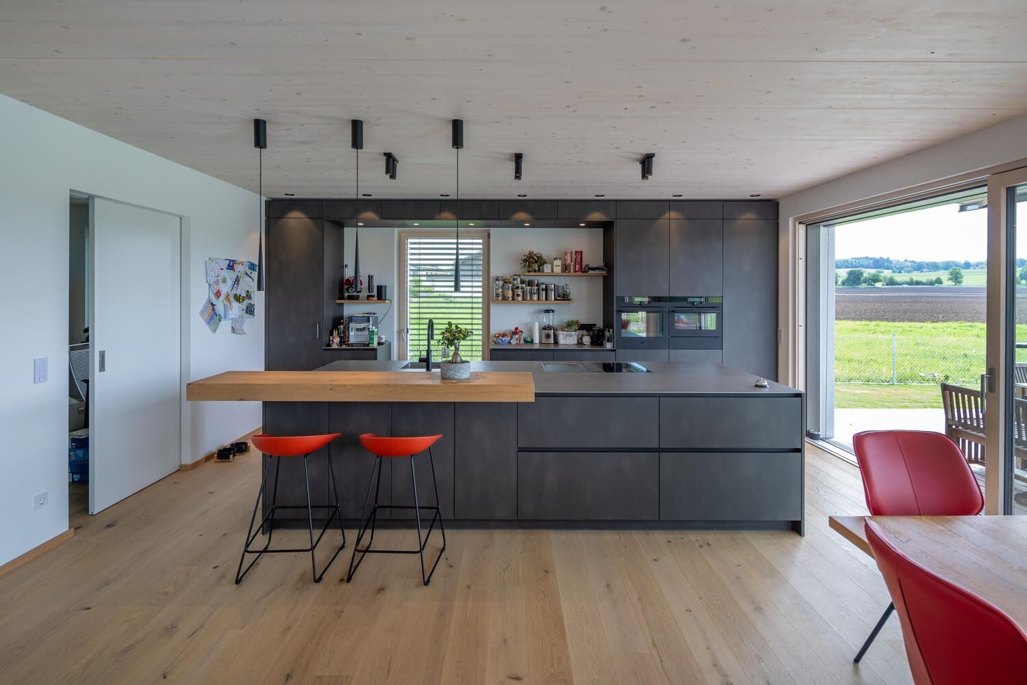 Holzhaus in Weilheim mit schwarzer Küche