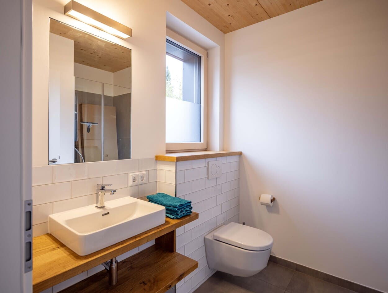 Einfamilienhaus in Obermenzing mit Bad und Waschtisch