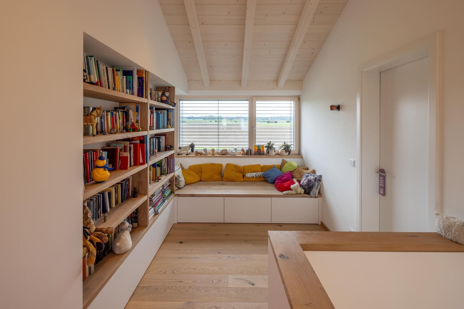 Holzhaus in Weilheim, tiefes Sitzfenster im OG