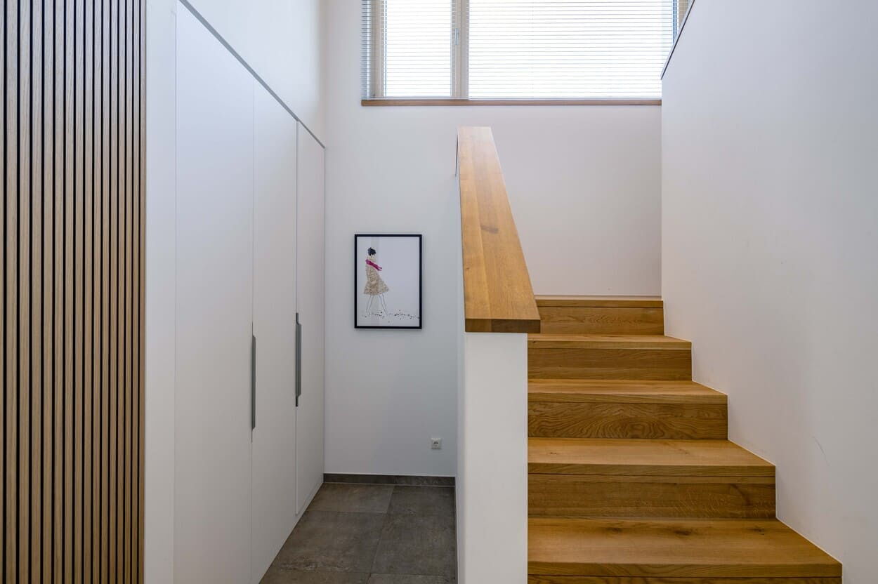 Holztreppe und Einbauschränke mit Stauraum