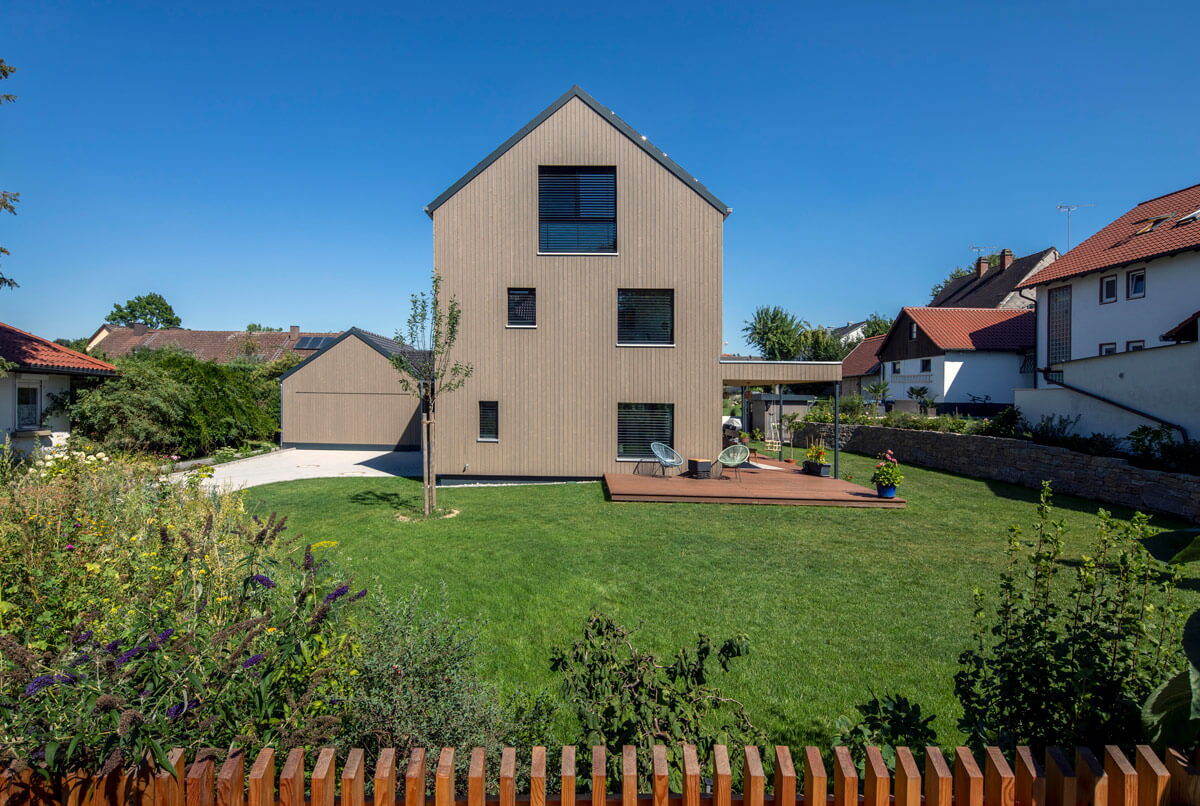 Mehrfamiliehaus, Holzfassade mit Garten und Holzterrasse