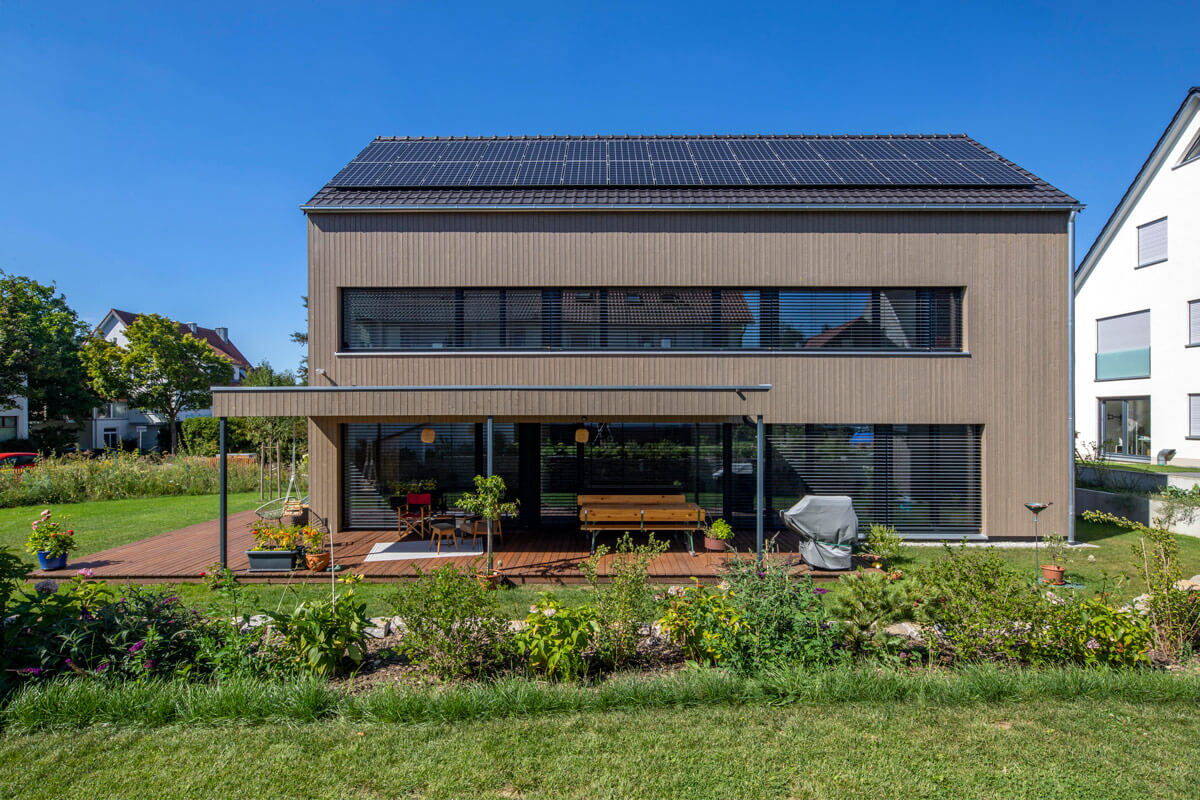 Mehrfamiliehaus, Holzfassade, Holzterrasse, bodentiefe Fenster