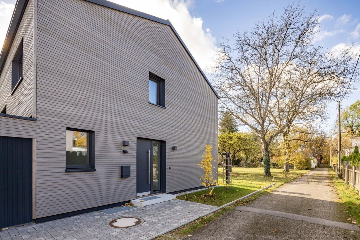 Eingangsbereich mit Haustür von Holzhaus in Obermenzing bei München