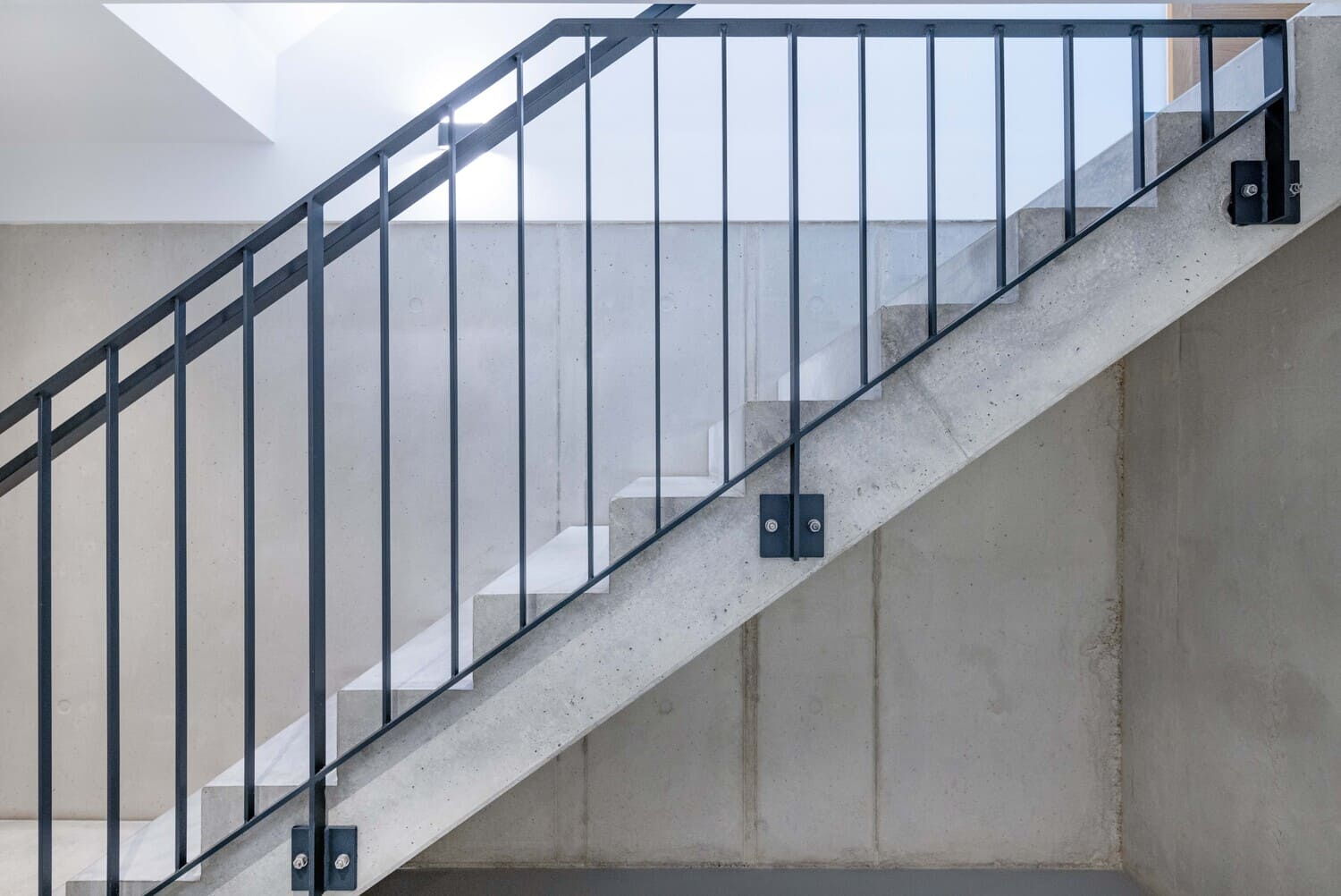 Mehrfamilien Holzhaus in Übersee, Kellertreppe Beton