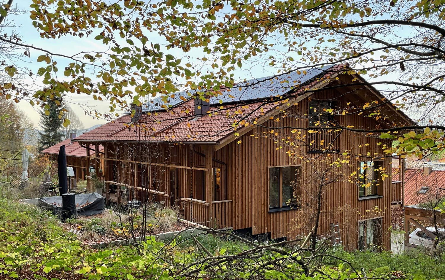 Holzhaus Miesbach, Mehrfamilienhaus am Hang, Holzfassade mit Laubengang