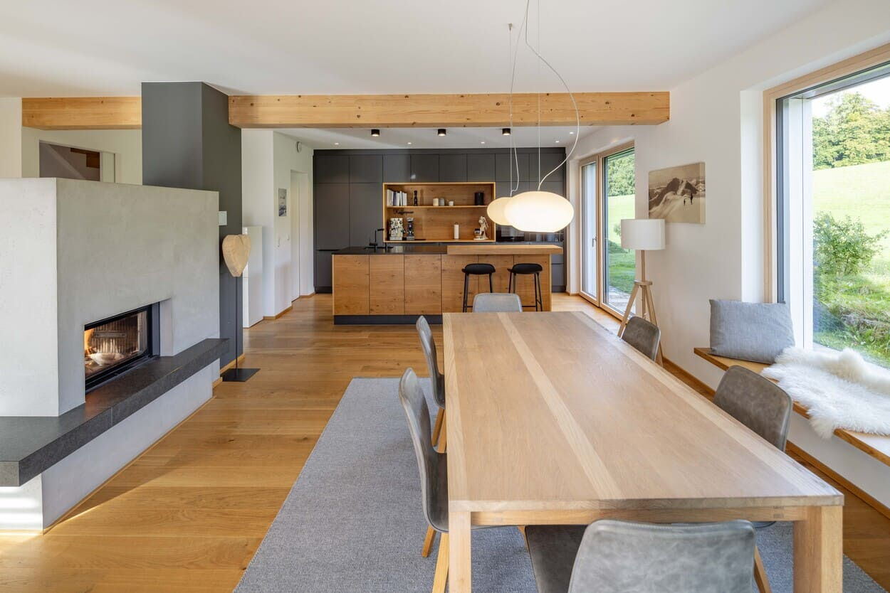 Wohnküche mit Sitzbereich und Ofen