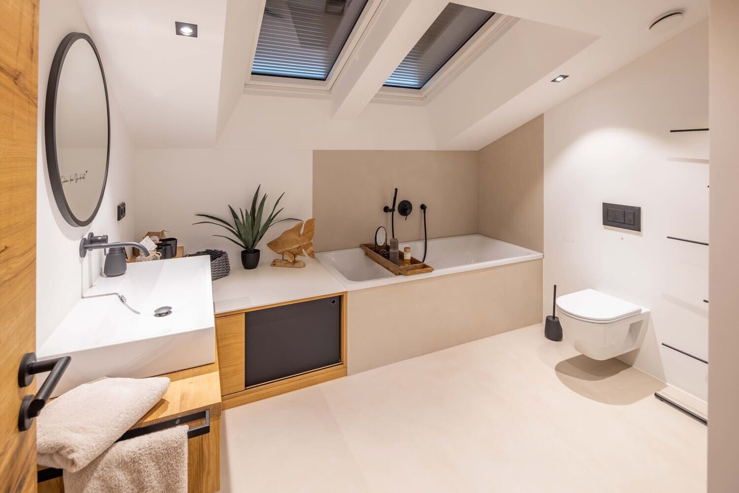 Mehrfamilien Holzhaus in Übersee, Chiemgauloft, Ferienwohnung, Badezimmer mit Badewanne, Bodenbeschichtung