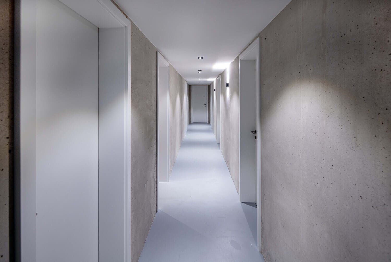 Mehrfamilien Holzhaus in Übersee, Kellerflur