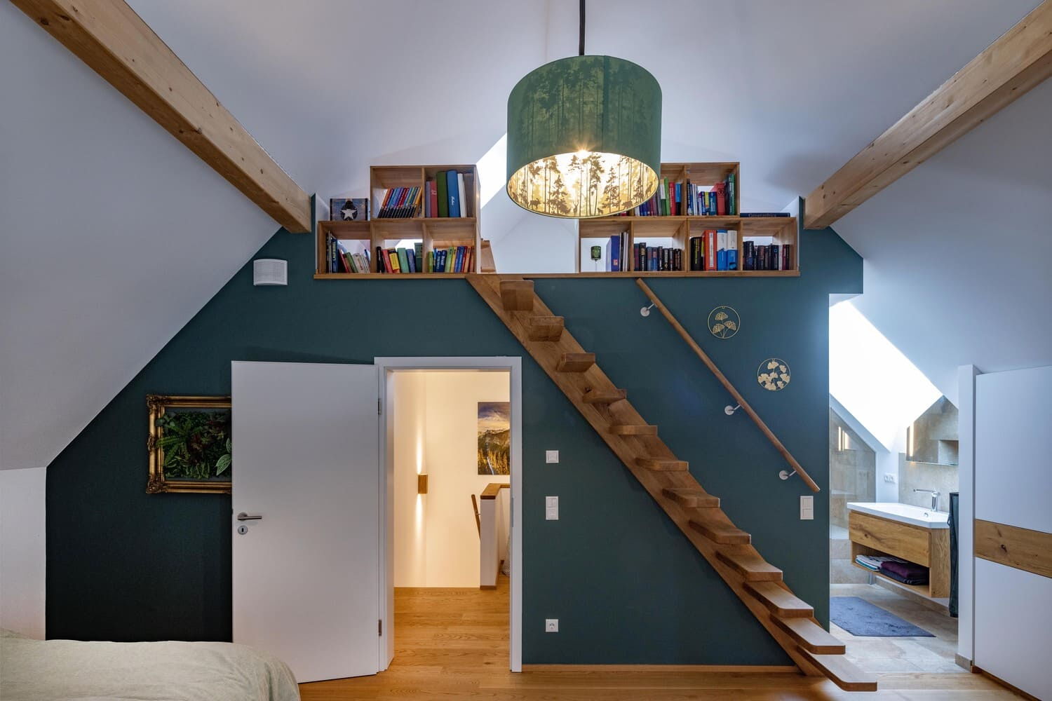 Dachgeschoss mit Holztreppe zur Galerie