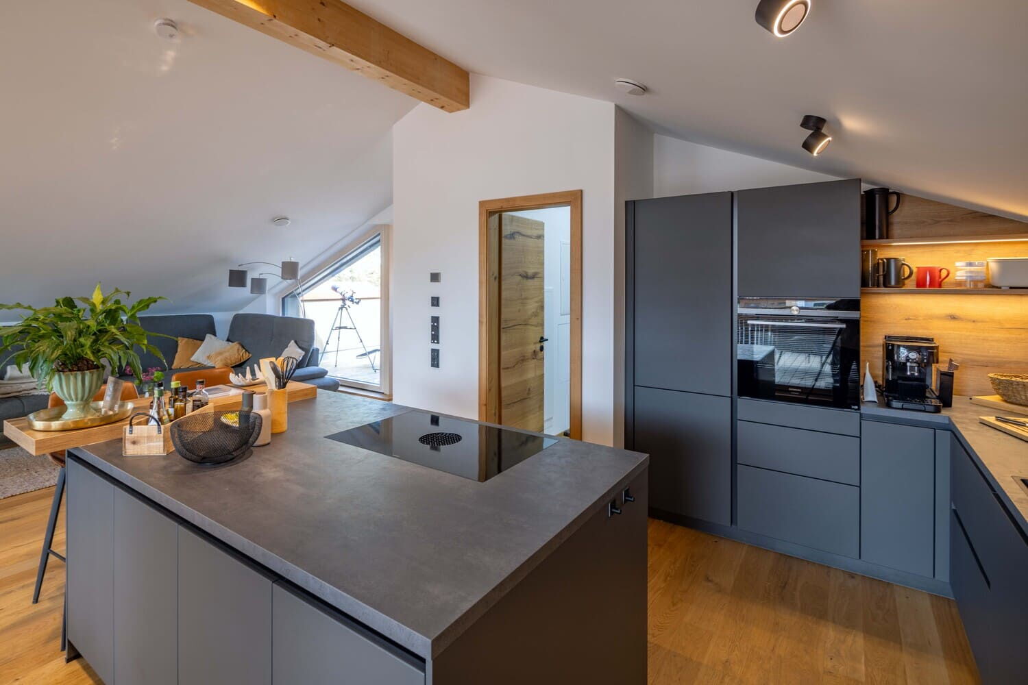 Mehrfamilien Holzhaus in Übersee, Chiemgauloft, Ferienwohnung, Küche schwarz/grau mit Speisekammer