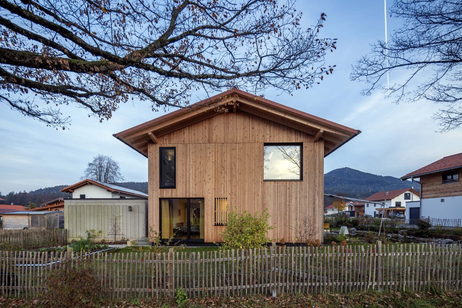 Holzfassade am energiesparenden Haus in Siegsdorf
