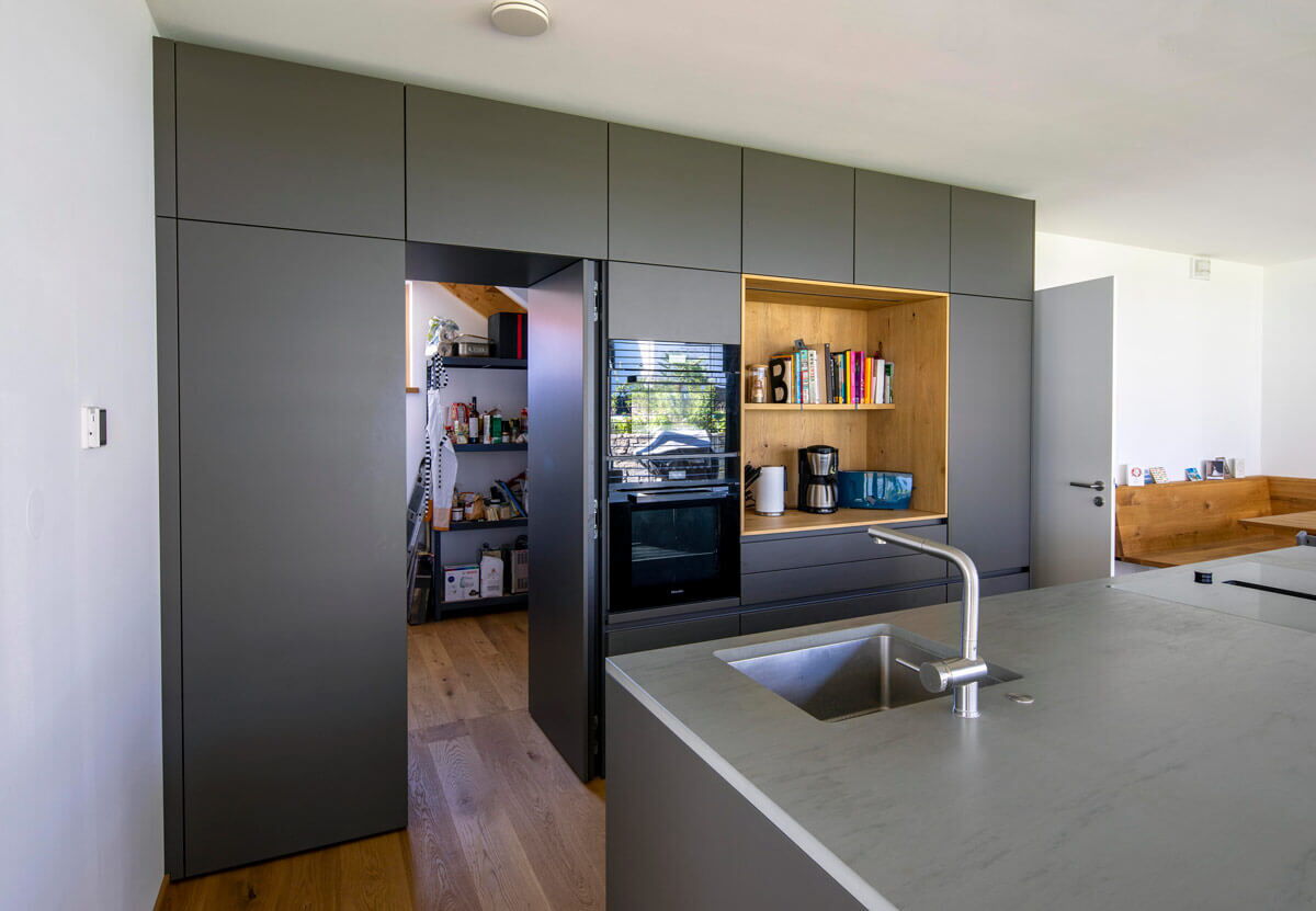 Küche mit schwarzen Fronten