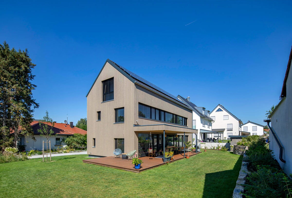 Mehrfamiliehaus, Holzfassade, Holzterrasse, bodentiefe Fenster