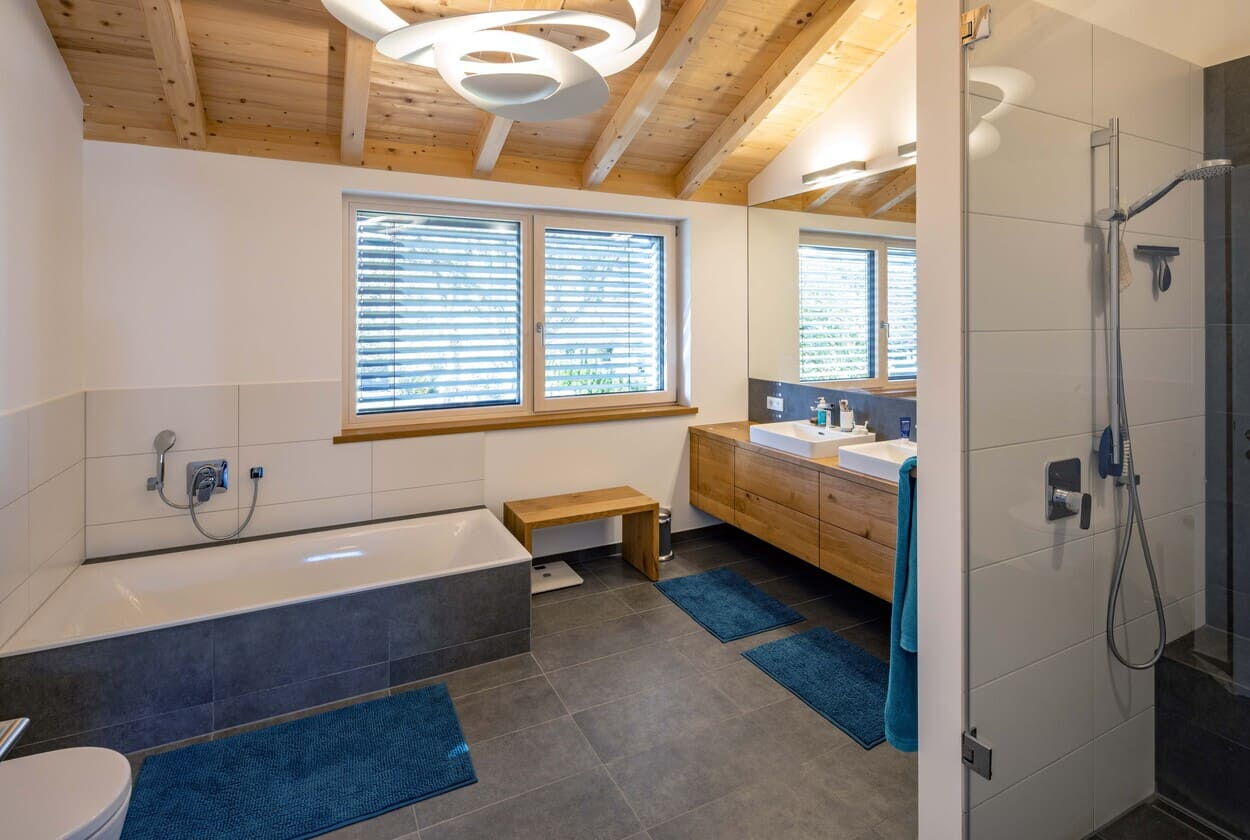 Bad mit Waschtisch aus Holz