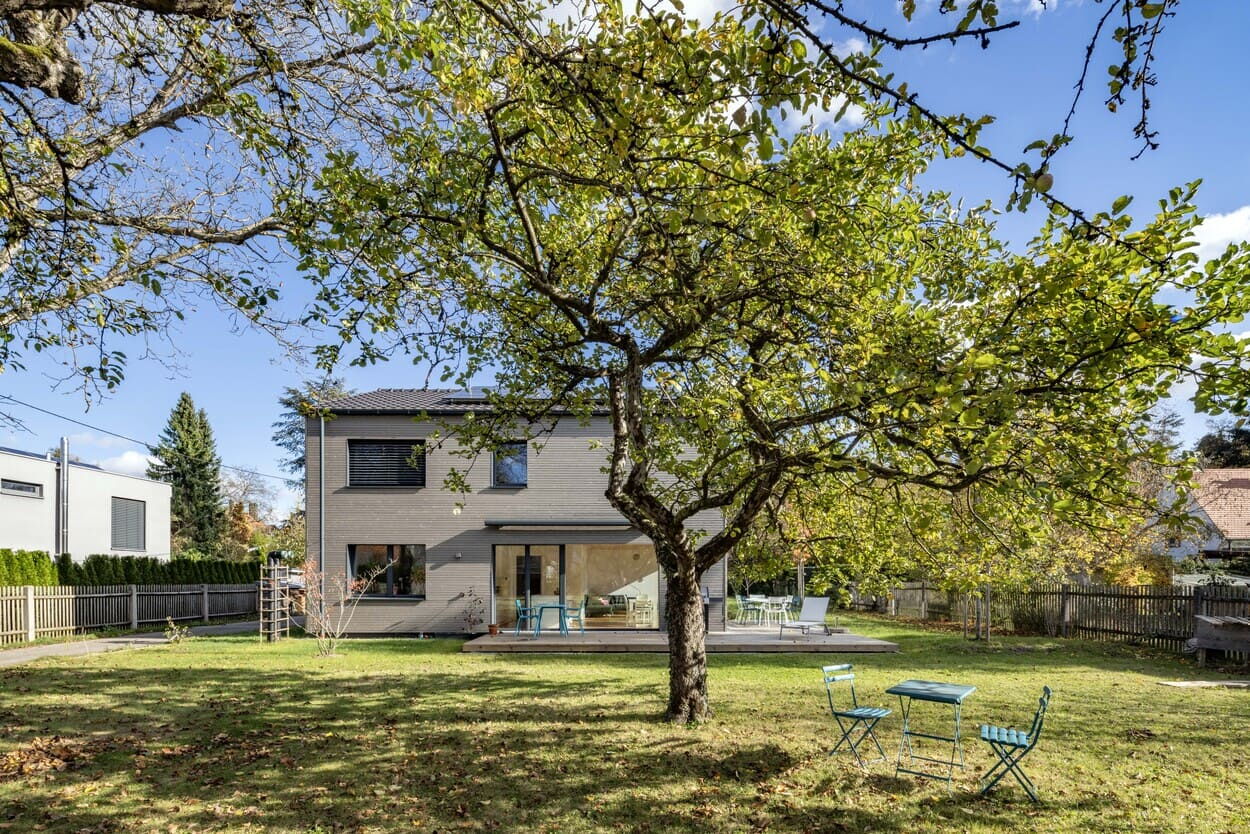 Südseite von Holzhaus in Obermenzing bei München