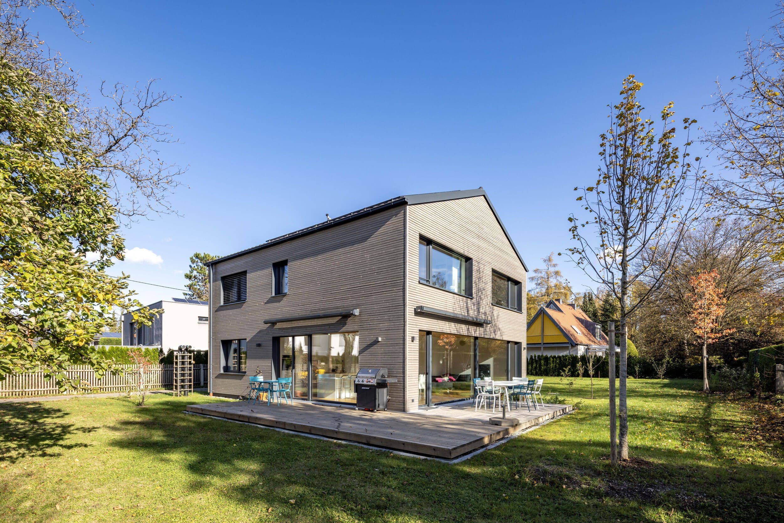 Gartenansicht auf Einfamilienhaus aus Holz in Obermenzing mit Holzfassade