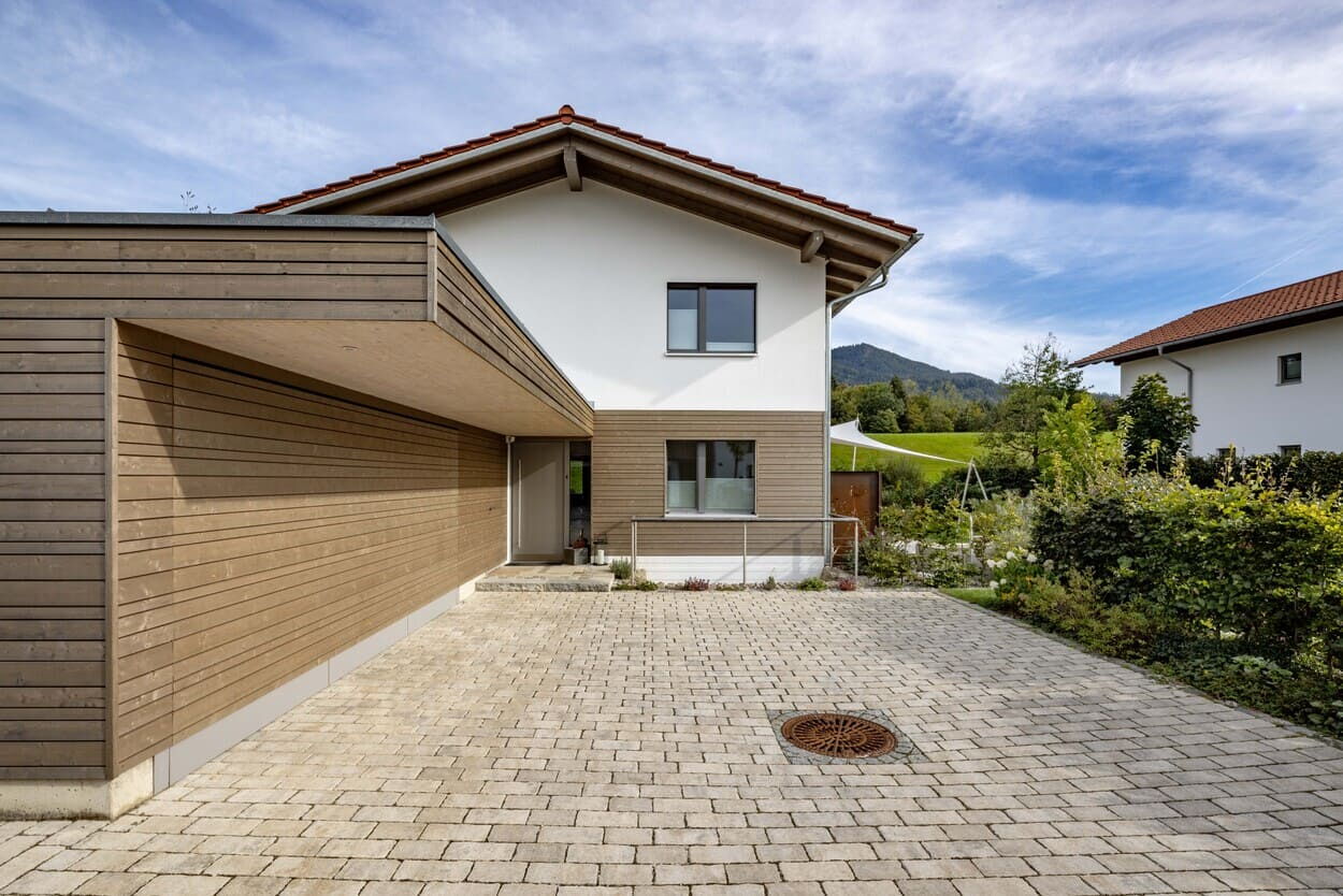 teilverputztes Holzhaus mit Carport, Holzfassade