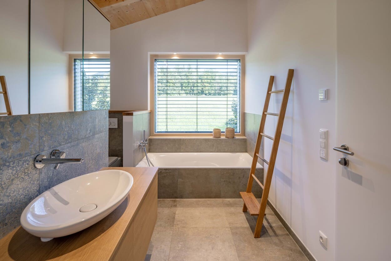 Bad mit Badewanne und Handtuchhalter