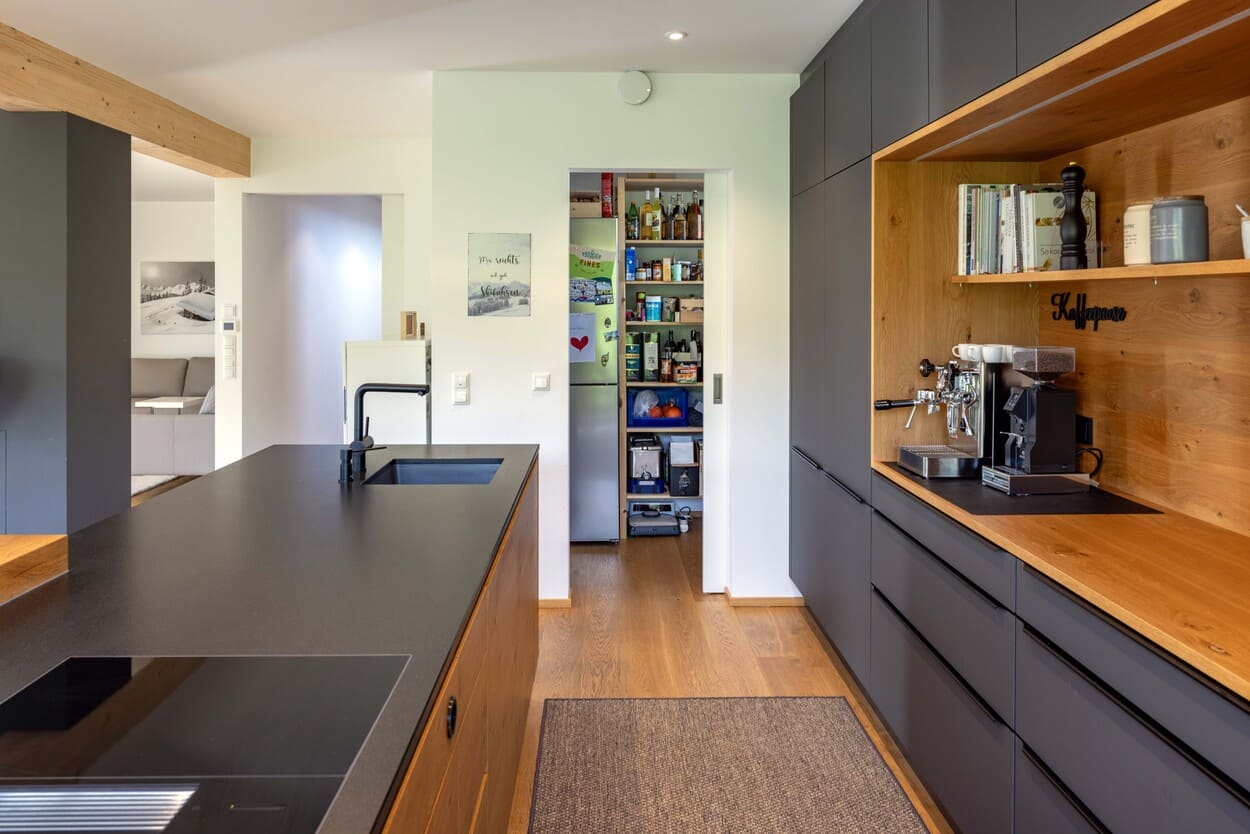 Küche mit schwarzen Fronten