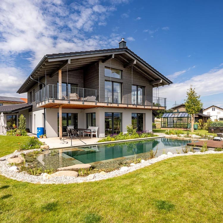 Holzhaus in Chieming mit Schwimmteich