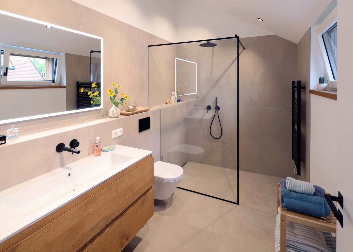 Dusche im Bad mit Glastrennwand