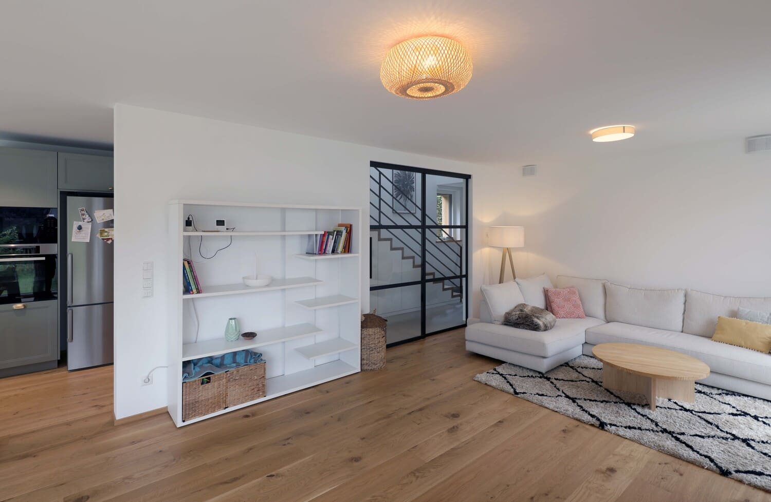 Wohnbereich mit Loftelement Schiebetür ins Treppenhaus Flur