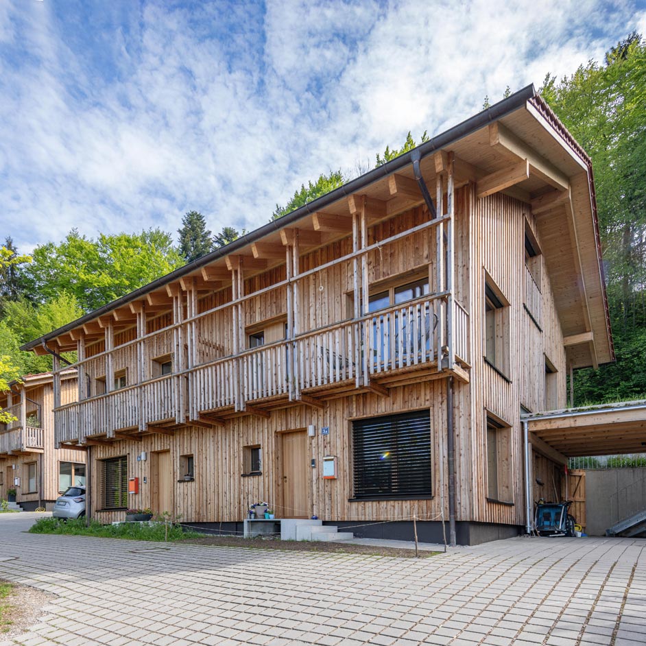 Holzhaus Miesbach, Mehrfamilienhaus am Hang, Holzfassade mit Laubengang