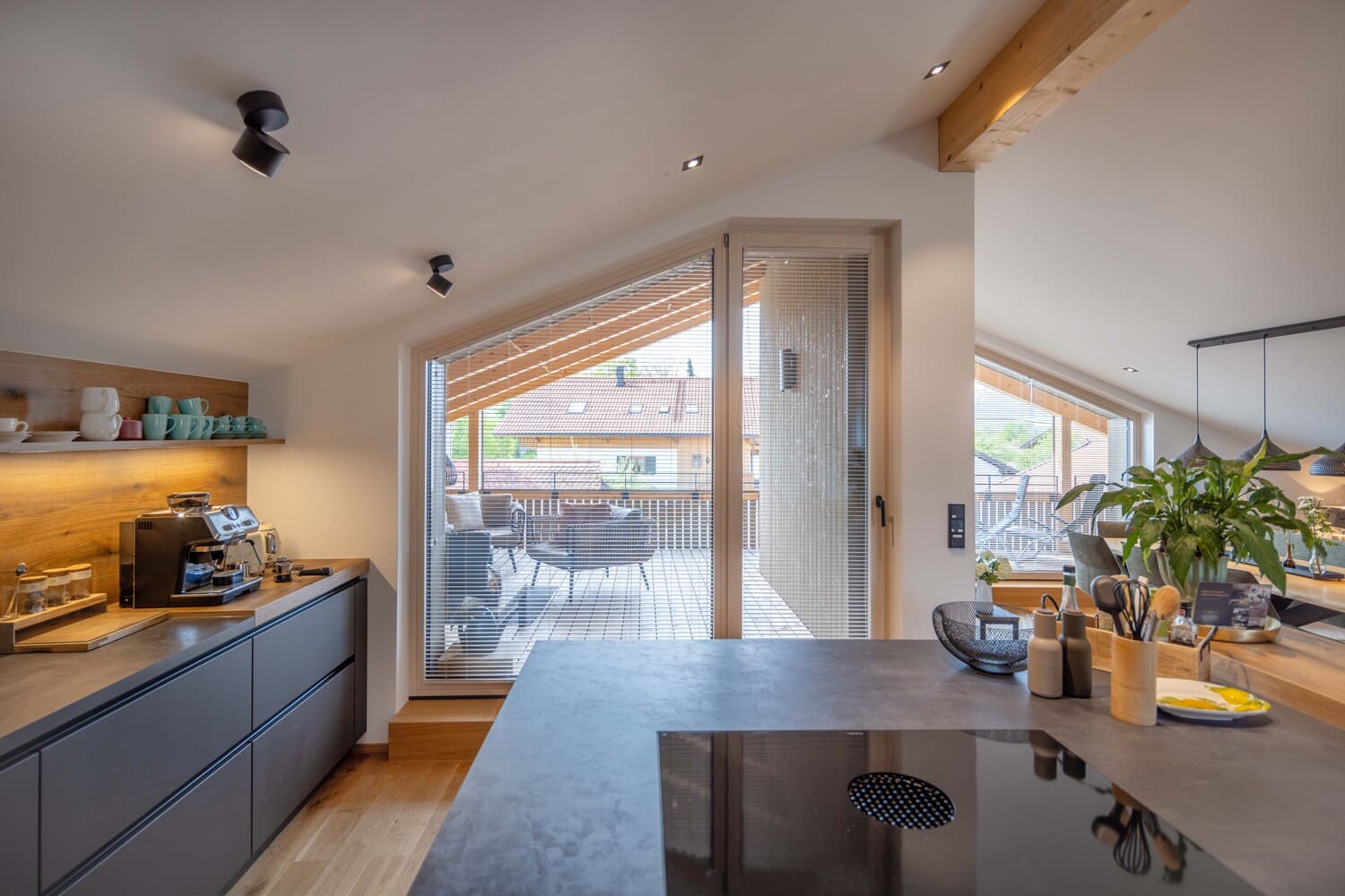 Mehrfamilien Holzhaus in Übersee, Chiemgauloft, Ferienwohnung, Küche mit Blick auf Freisitz/Balkon