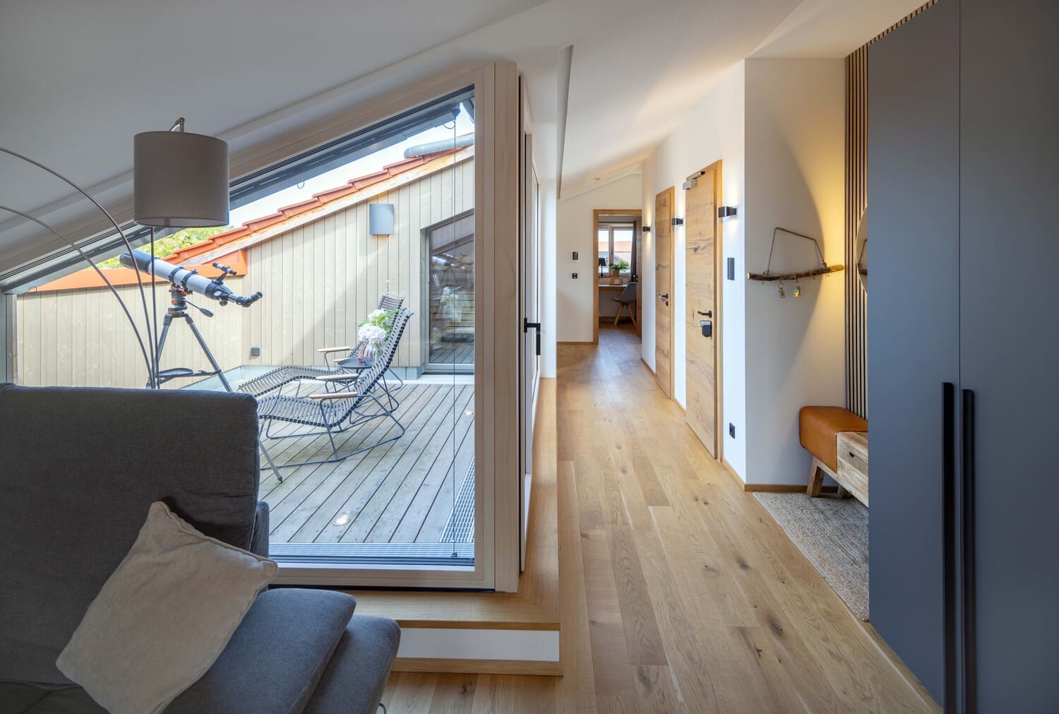 Mehrfamilien Holzhaus in Übersee, Chiemgauloft, Ferienwohnung, Flur mit Blick auf Dachterrasse
