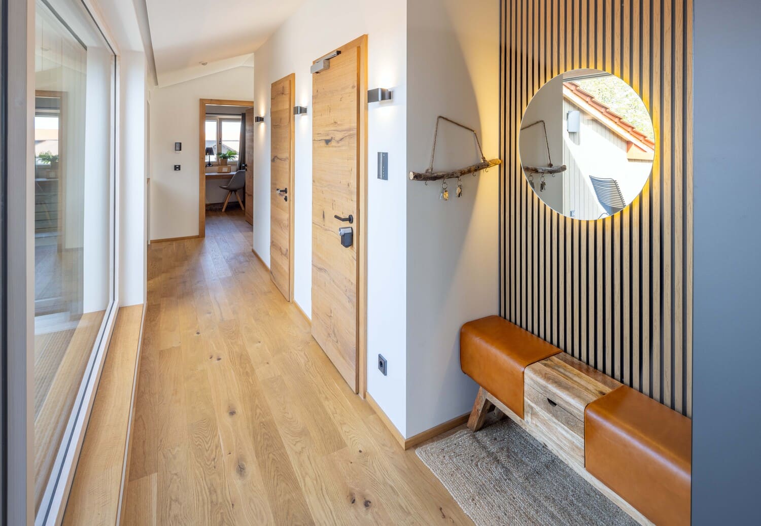 Mehrfamilien Holzhaus in Übersee, Chiemgauloft, Ferienwohnung, Flur, Holztüren