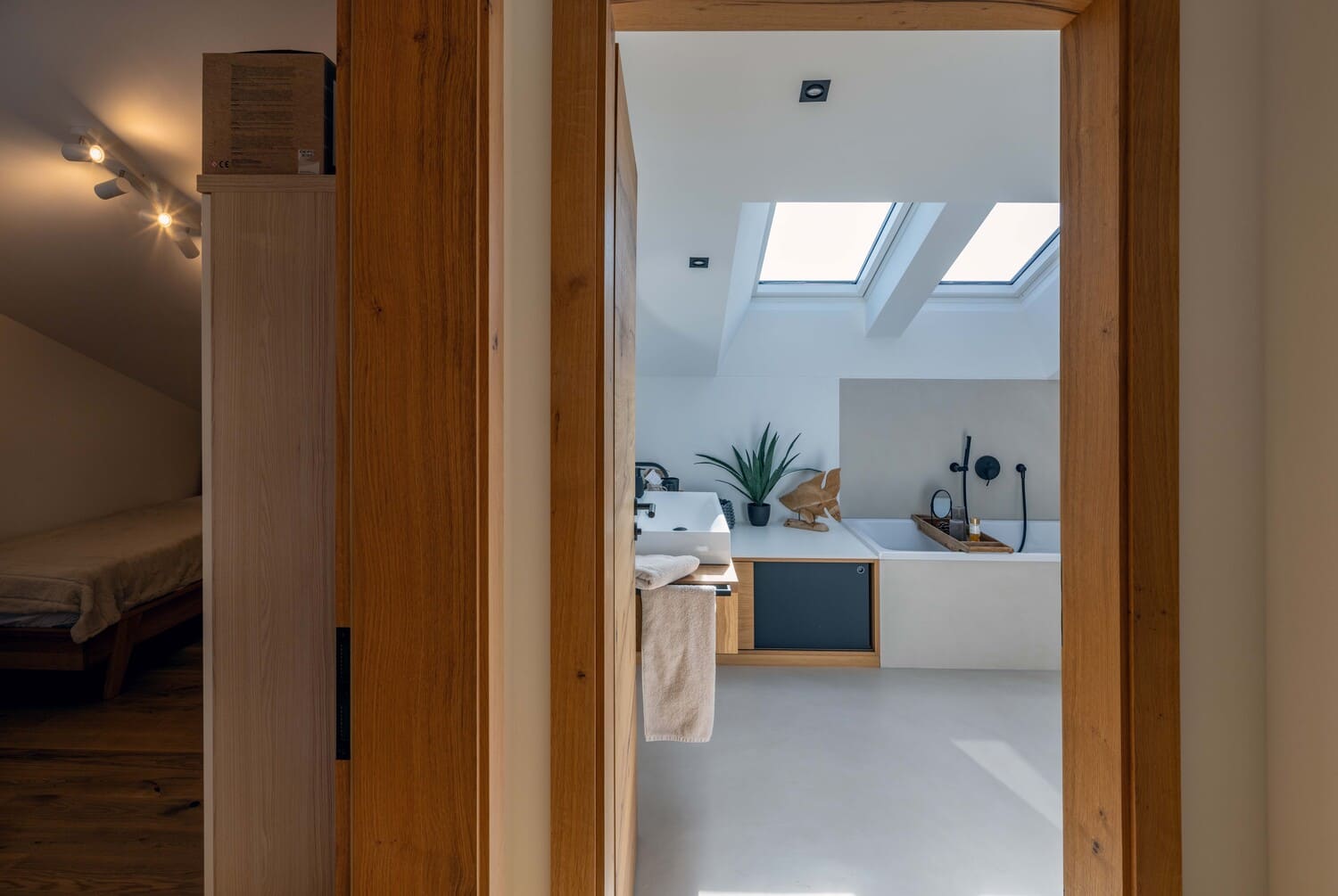 Mehrfamilien Holzhaus in Übersee, Chiemgauloft, Ferienwohnung, Badezimmer mit Badewanne, Bodenbeschichtung