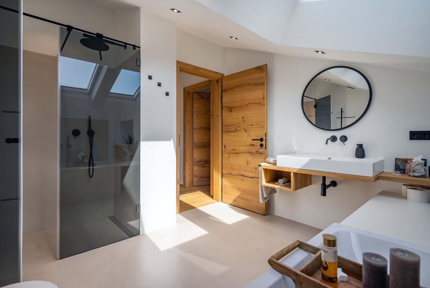 Mehrfamilien Holzhaus in Übersee, Chiemgauloft, Ferienwohnung, Badezimmer mit Badewanne, Bodenbeschichtung