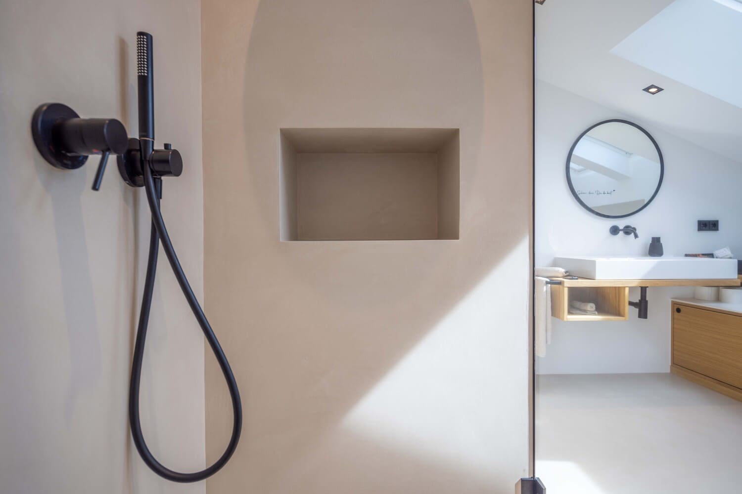 Mehrfamilien Holzhaus in Übersee, Chiemgauloft, Ferienwohnung, Badezimmer mit Dusche, Bodenbeschichtung